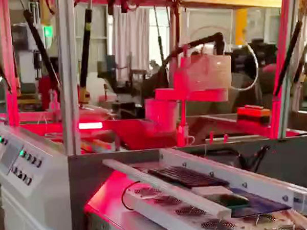 德（dé）高機械生產禮品（pǐn）盒
